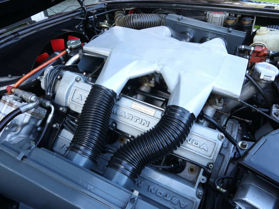 Image 11/50 of Aston Martin DBS V8 (1972)