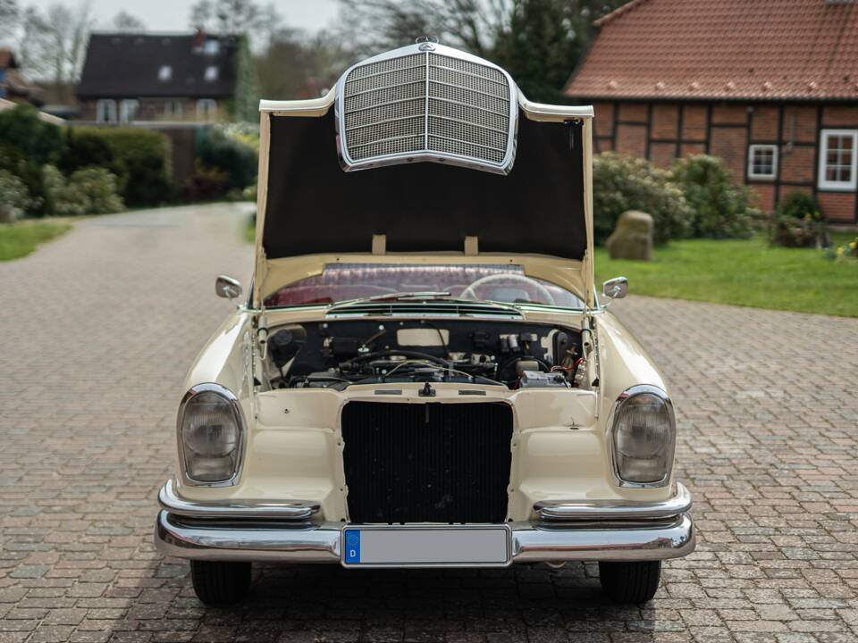 Image 8/42 of Mercedes-Benz 220 SE b (1965)