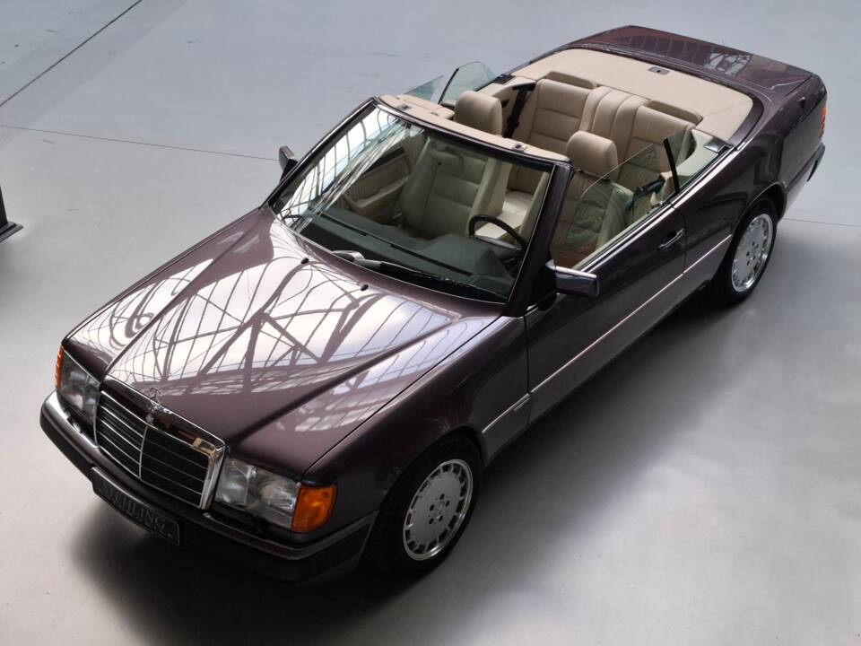 Image 2/42 of Mercedes-Benz 300 CE-24 (1993)
