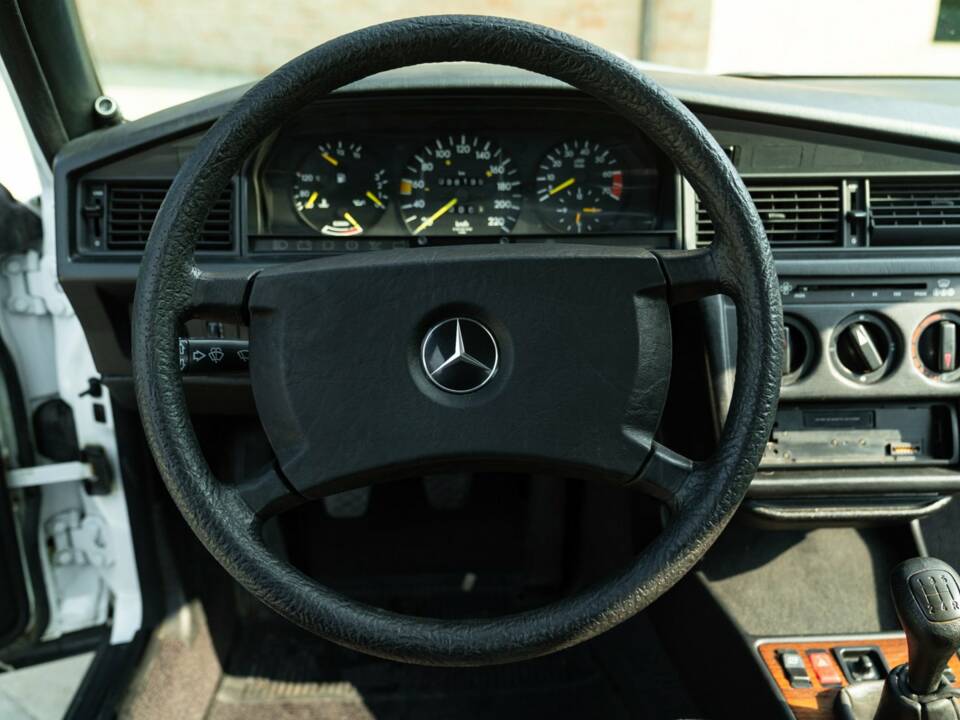 Immagine 32/45 di Mercedes-Benz 190 E (1987)