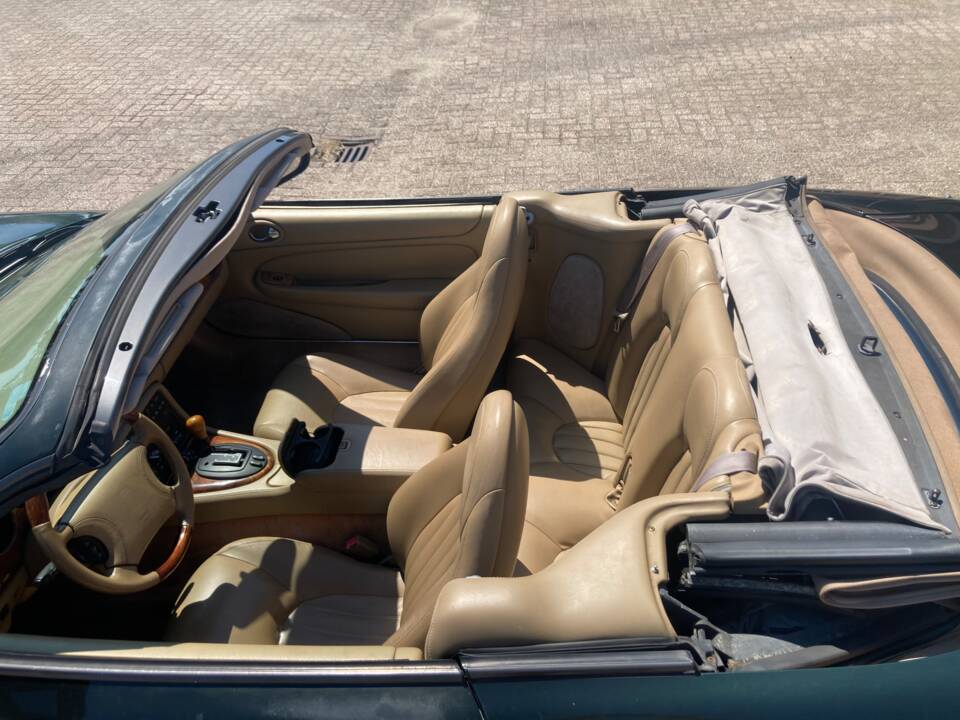 Image 12/33 of Jaguar XK8 4.0 (1997)