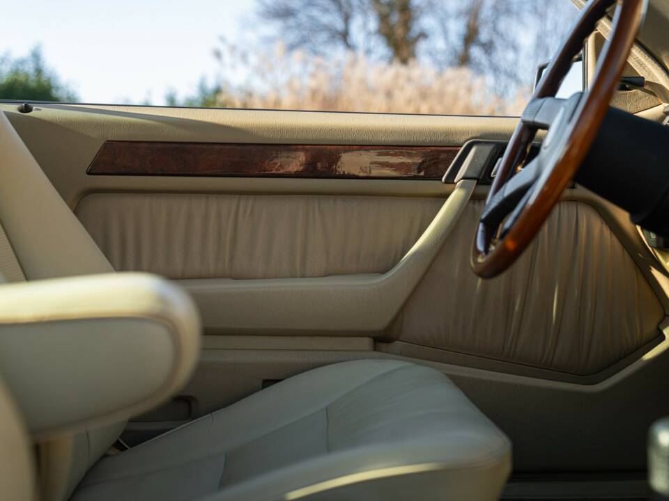 Bild 37/50 von Mercedes-Benz 200 CE (1992)