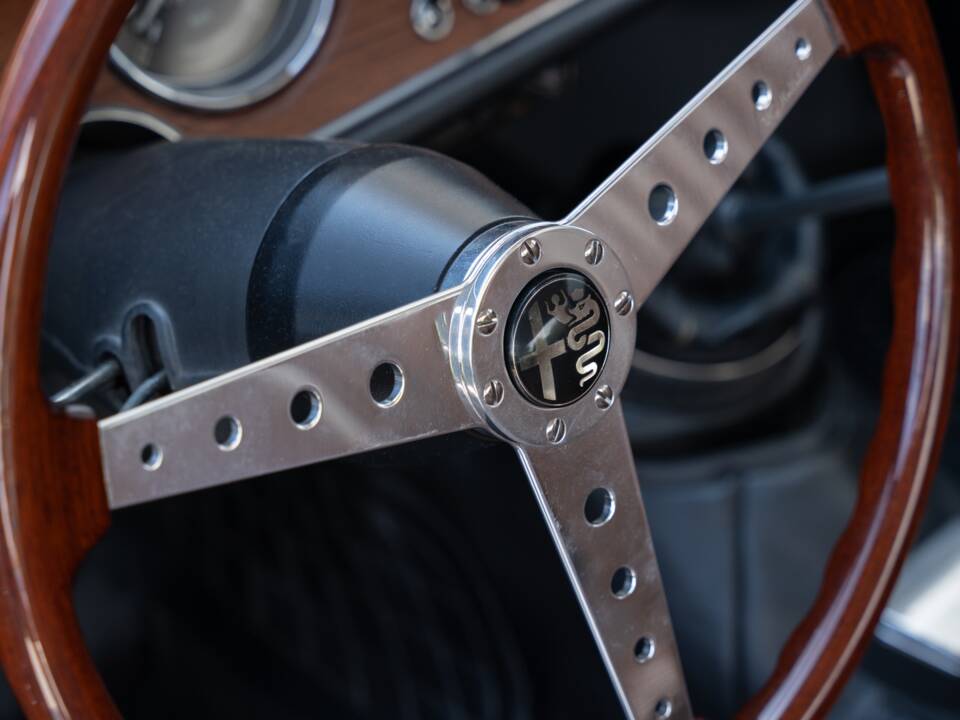 Image 65/83 of Alfa Romeo Giulia GT 1300 Junior (1968)