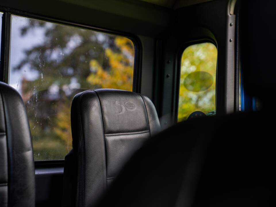 Image 21/50 of Land Rover Defender 90 "50th Anniversary" (1998)
