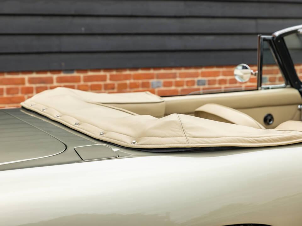 Immagine 30/57 di Aston Martin DB 6 Volante (1969)