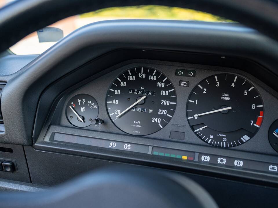 Immagine 23/35 di BMW 320i (1988)