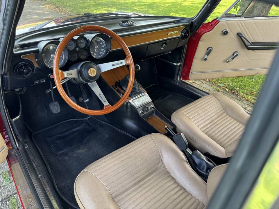 Afbeelding 2/8 van Alfa Romeo 2000 GTV (1971)