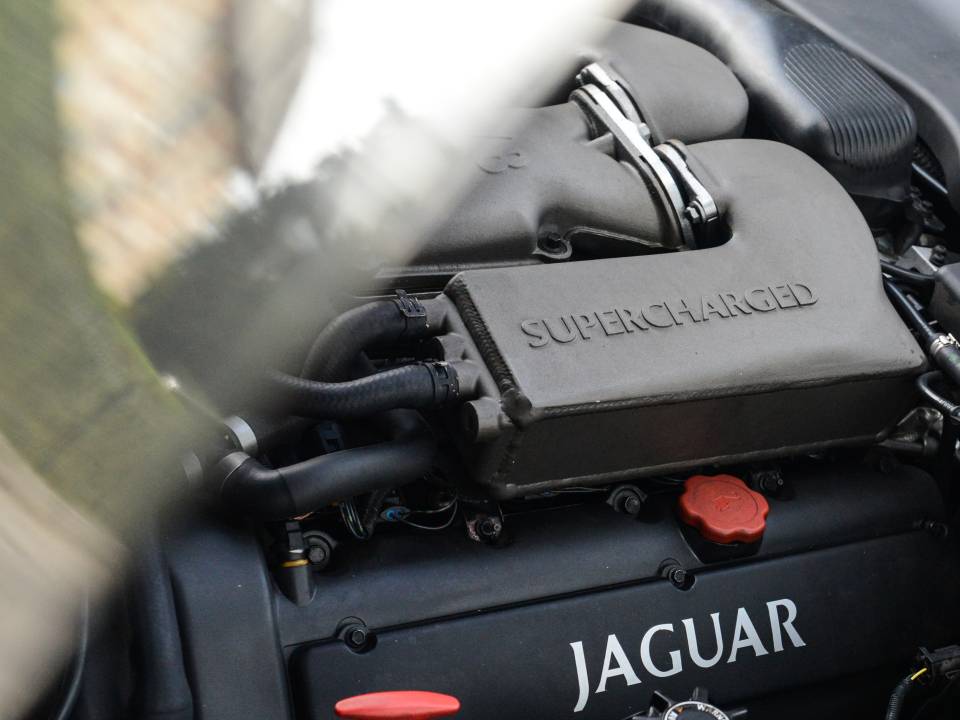 Image 36/37 of Jaguar XJR 4.0 (2001)