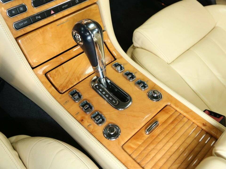 Image 20/49 de Bentley Azure (2006)