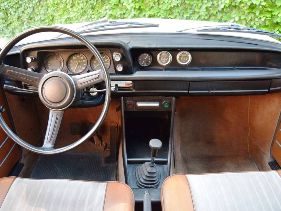 Image 16/26 of BMW Touring 2000 tii (1971)