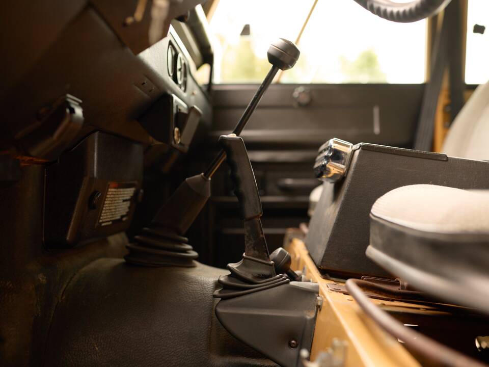 Image 22/42 of Land Rover 110 (1984)