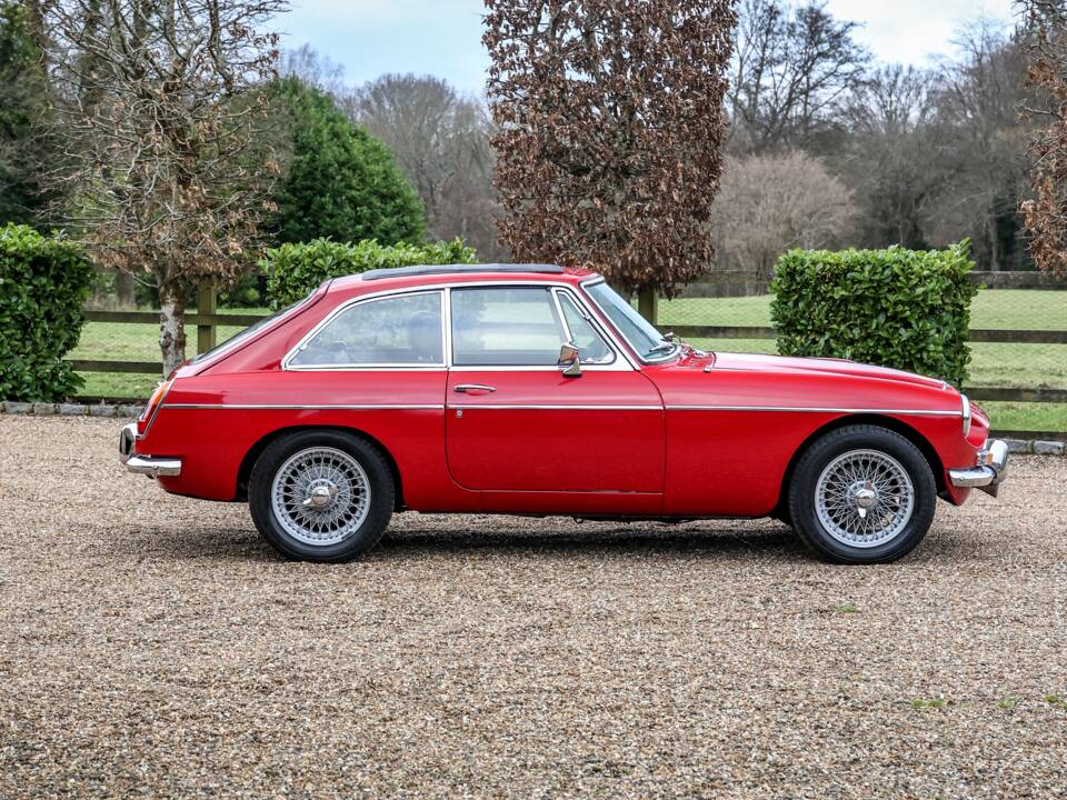 Image 28/40 of MG MGC GT (1968)