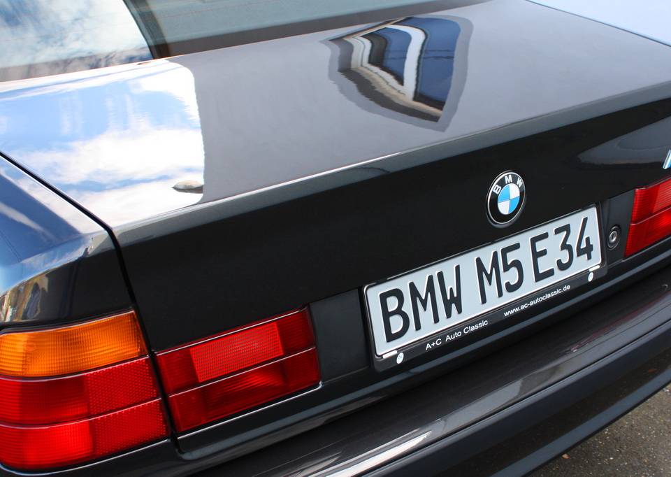 Image 17/18 of BMW M5 (1992)