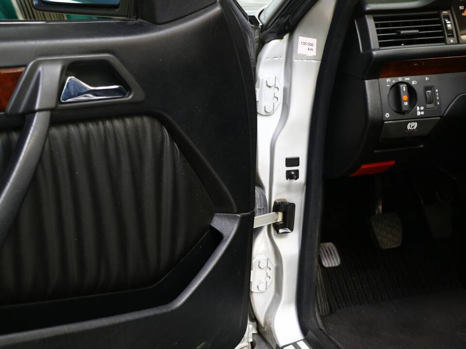 Immagine 30/43 di Mercedes-Benz E 200 (1994)