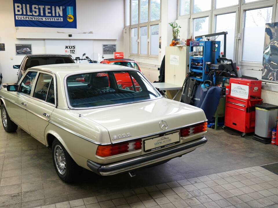 Image 8/31 of Mercedes-Benz 300 D (1982)