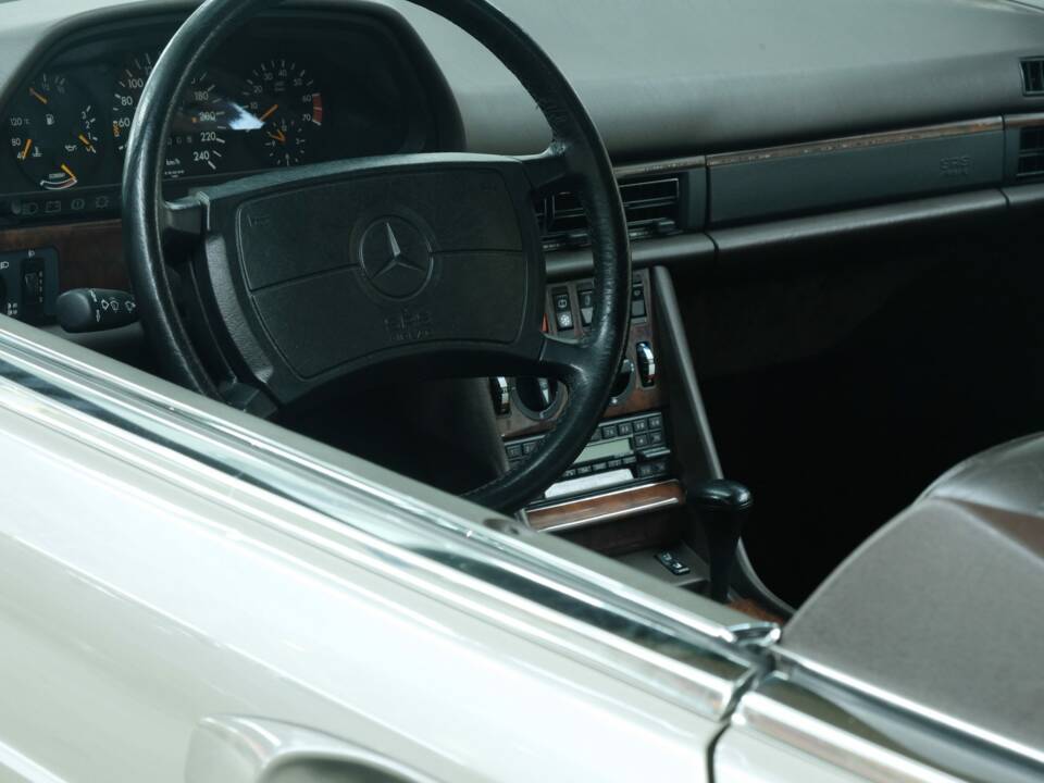 Image 26/50 of Mercedes-Benz 420 SEC (1989)