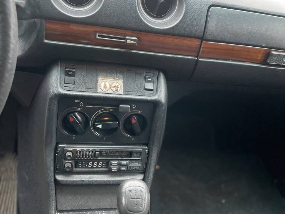 Bild 25/52 von Mercedes-Benz 280 (1976)