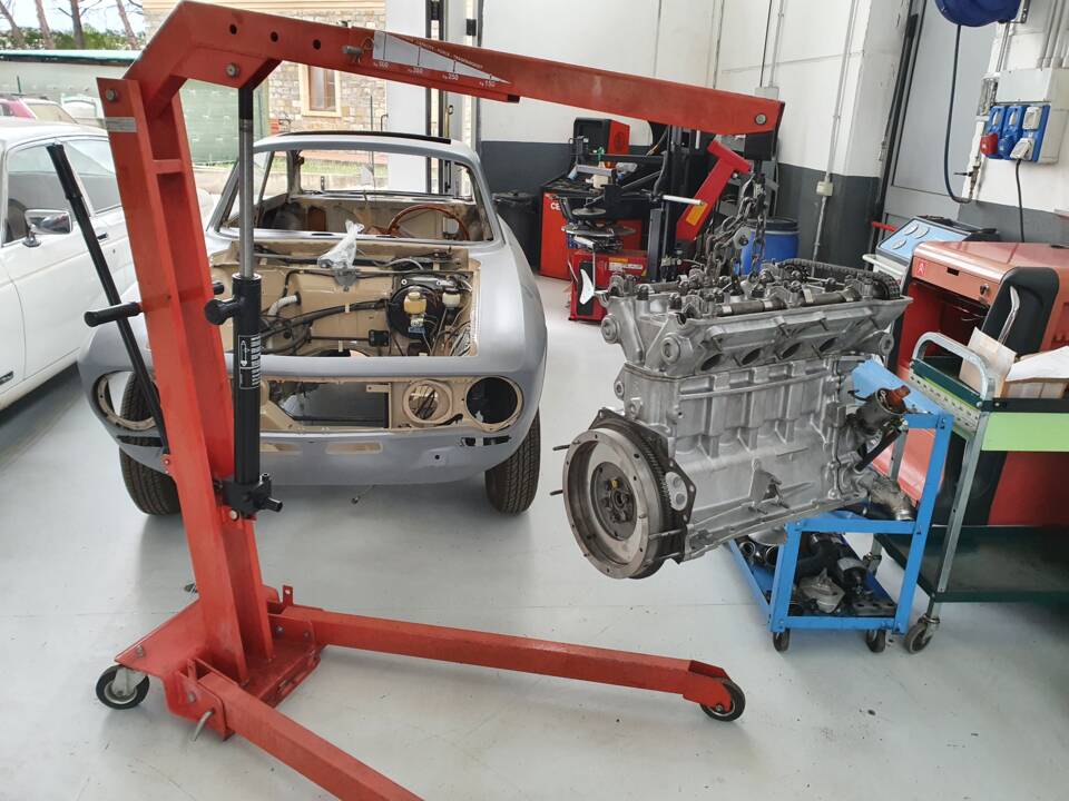 Image 11/15 of Alfa Romeo 2000 GT Veloce (1972)