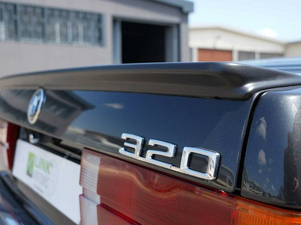 Image 14/19 de BMW 320i (1989)