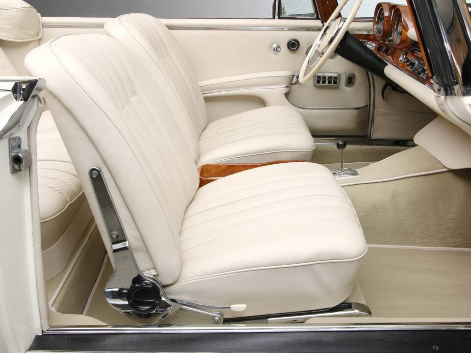 Image 18/27 of Mercedes-Benz 300 SE (1967)