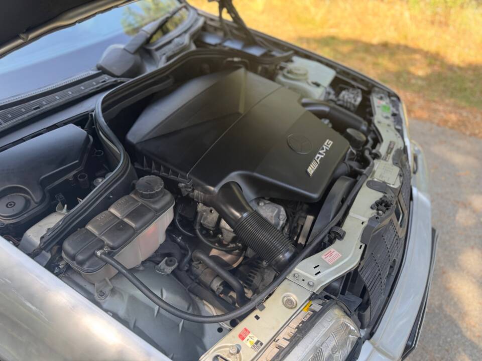 Image 17/36 of Mercedes-Benz C 43 AMG T (1998)