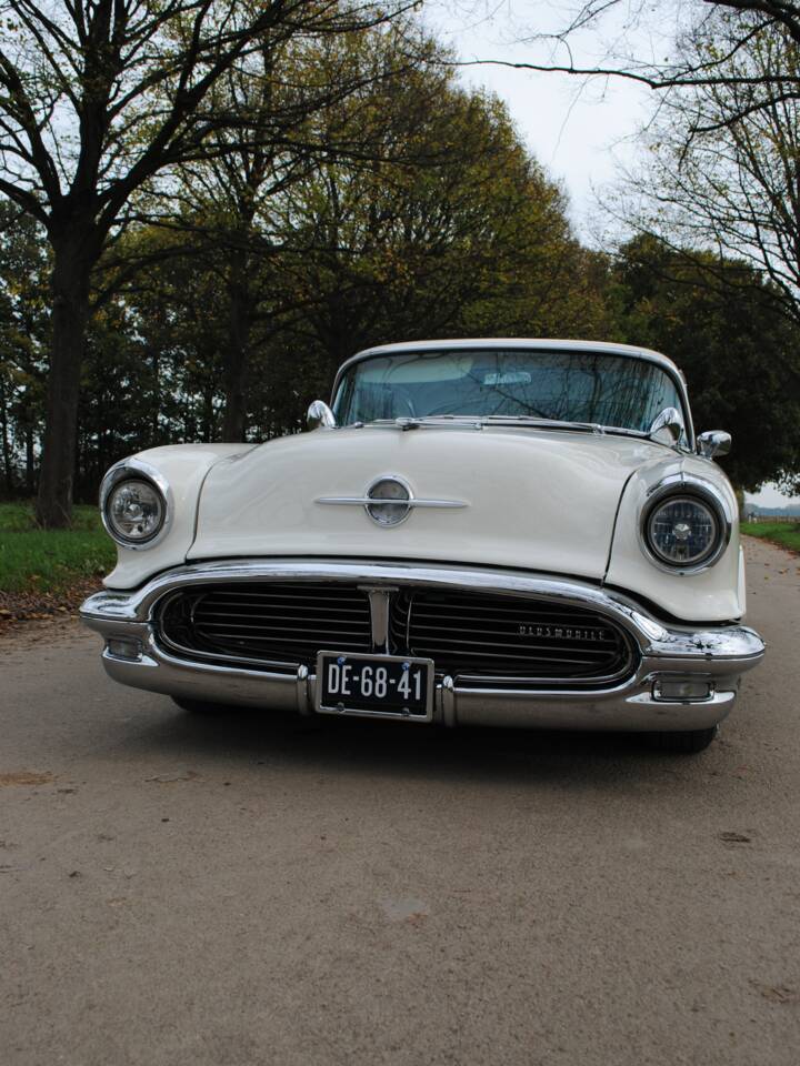 Bild 6/9 von Oldsmobile 98 Sedan (1956)