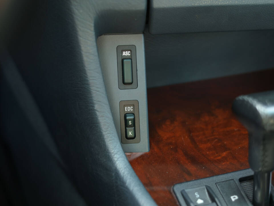 Bild 64/70 von BMW 735i (1991)