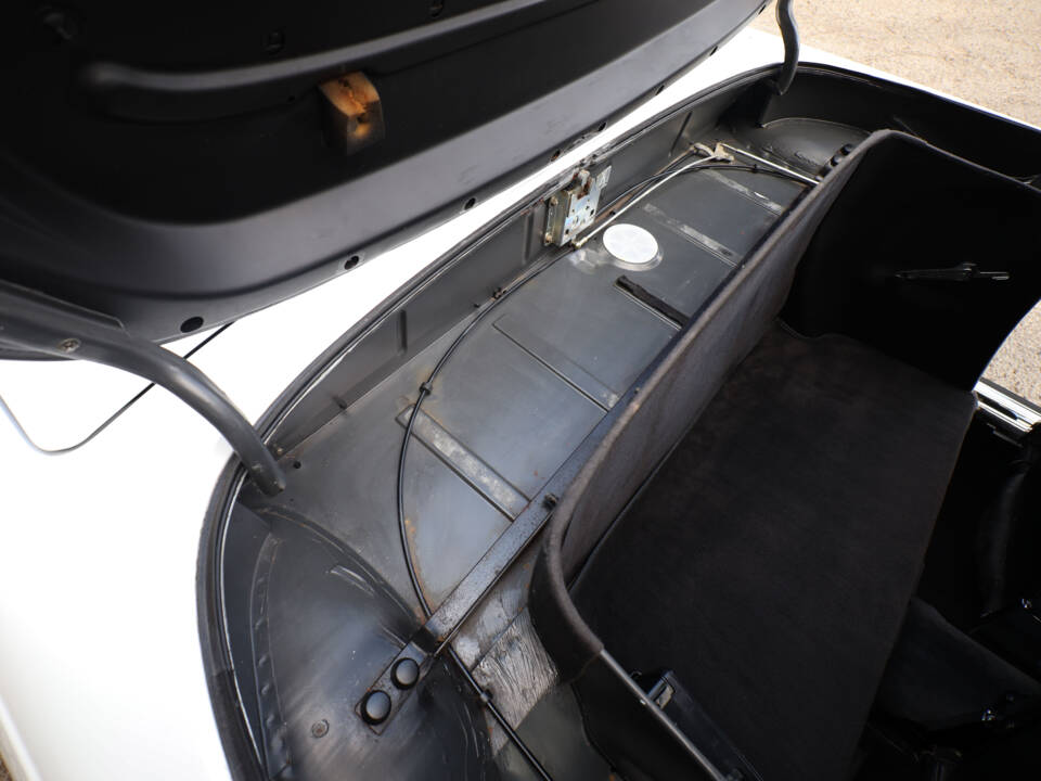 Image 26/85 of Mercedes-Benz 560 SL (1986)