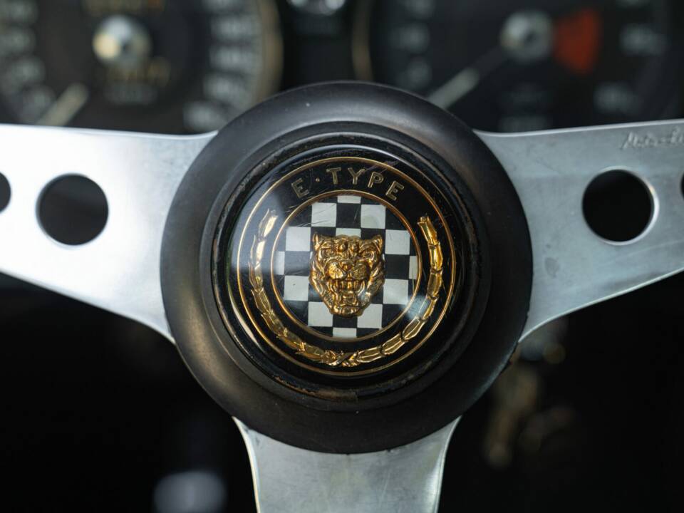 Image 39/50 de Jaguar E-Type (1968)