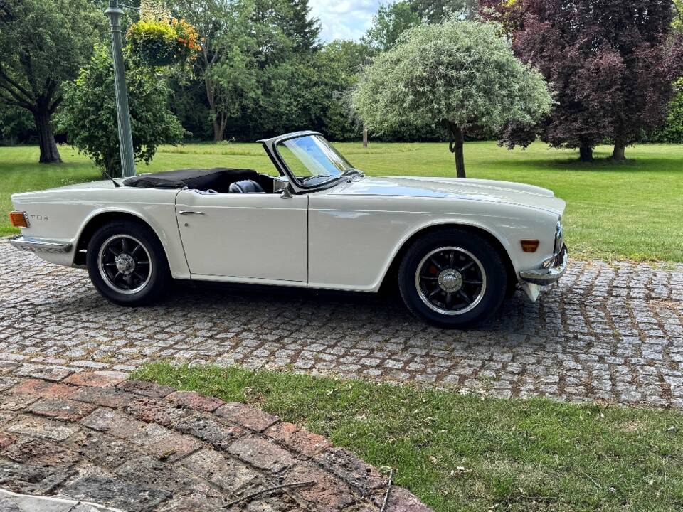 Image 8/30 of Triumph TR 6 PI (1970)
