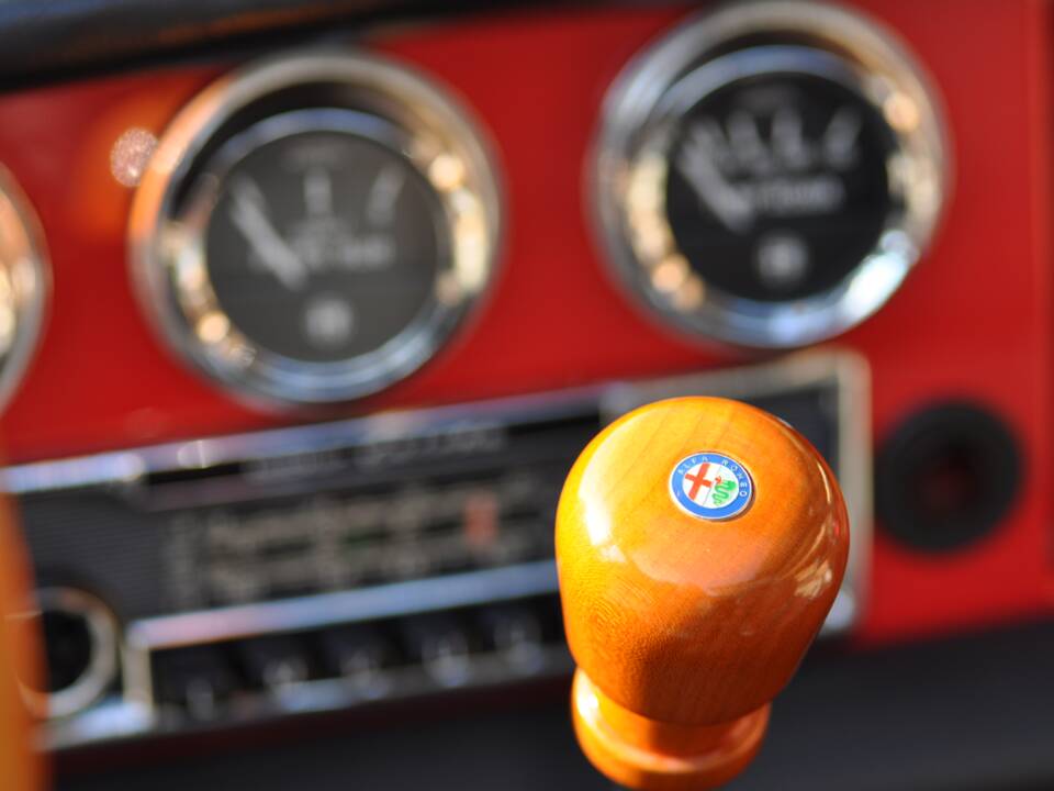 Immagine 4/5 di Alfa Romeo Spider 1300 Junior (1974)