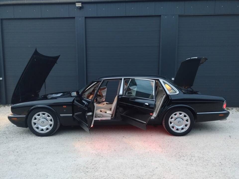 Bild 37/39 von Daimler Super V8 (1998)