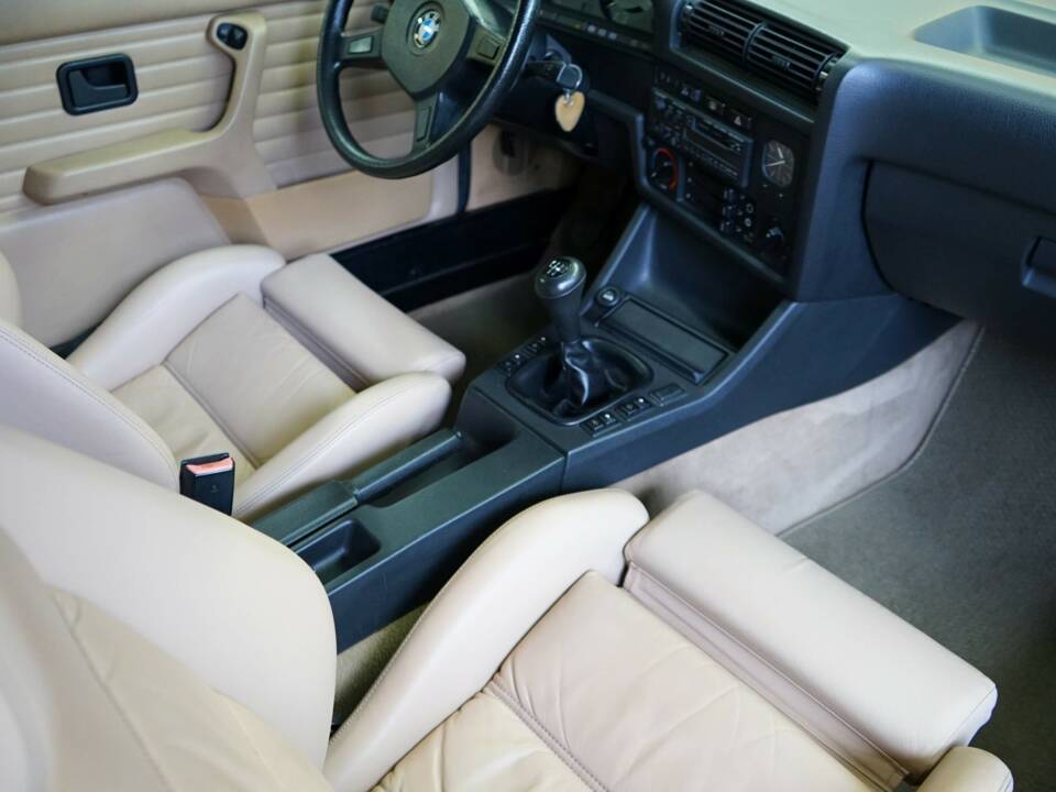 Afbeelding 18/25 van BMW 320i (1988)