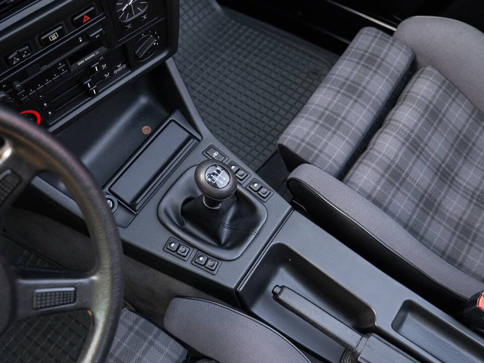 Immagine 25/33 di BMW 318i (1991)