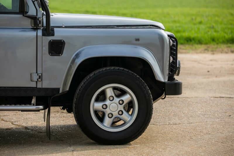 Image 35/50 of Land Rover Defender 90 "50th Anniversary" (1998)