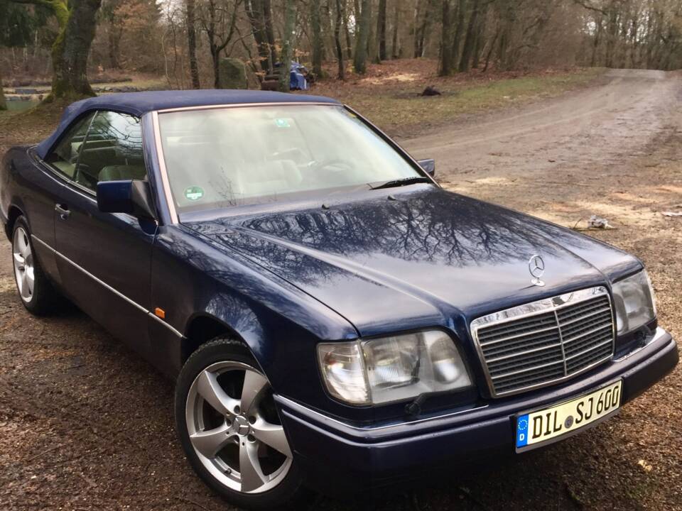 Image 2/22 of Mercedes-Benz E 220 (1996)