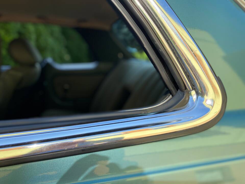 Image 26/66 of Mercedes-Benz 230 CE (1981)