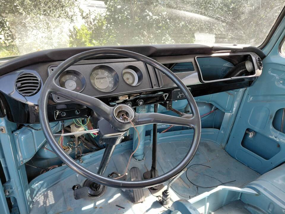 Bild 8/18 von Volkswagen T2b Kleinbus (1972)