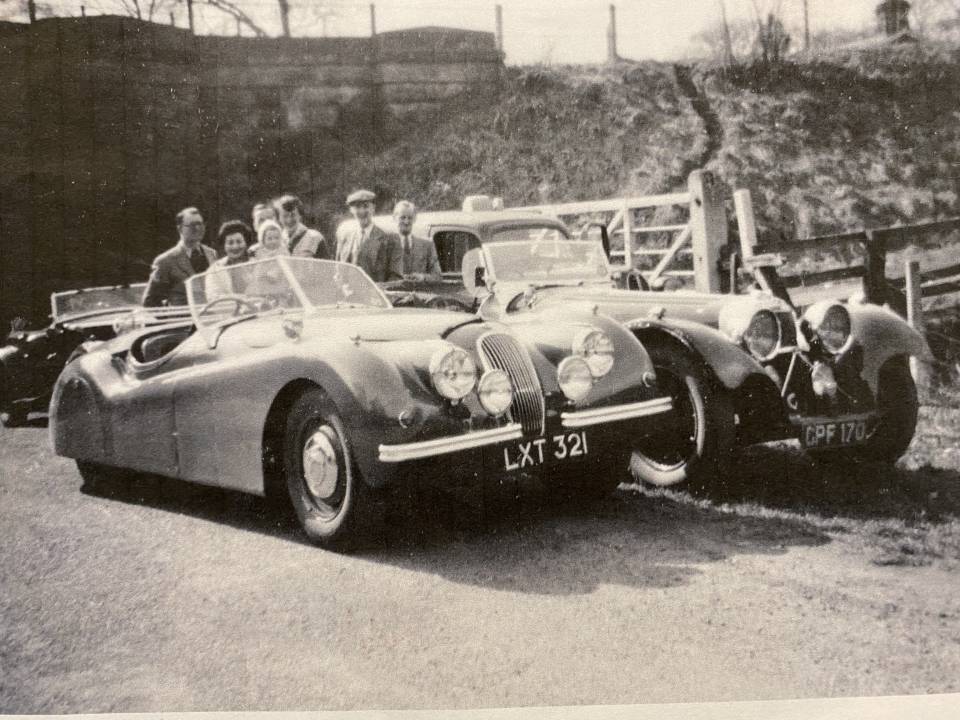 An der Teilnahme an einer Rallye, datiert auf 1955.