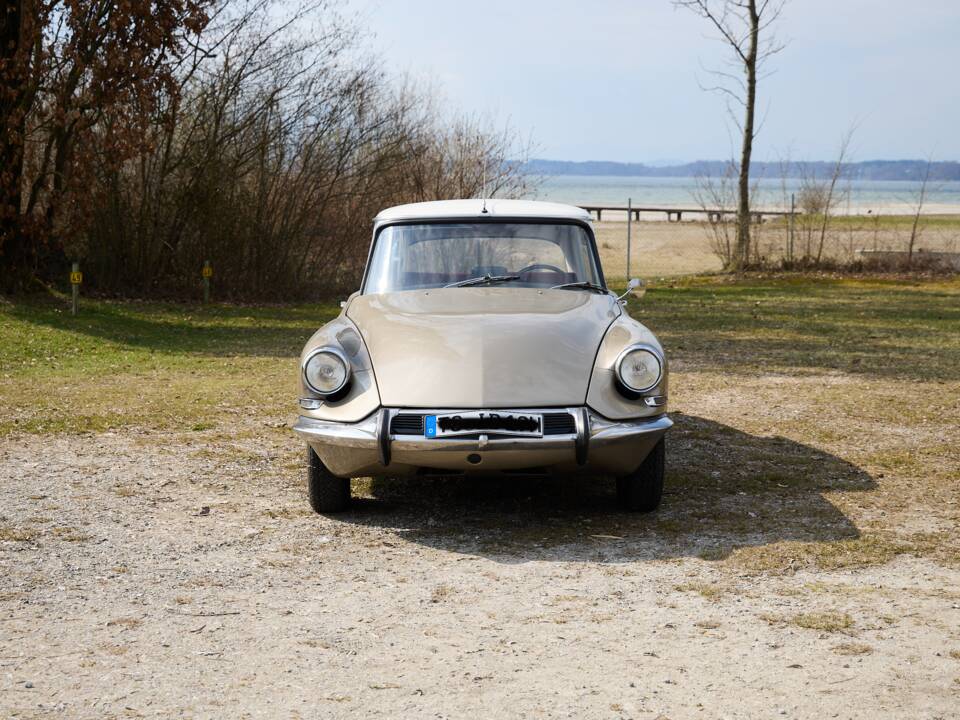 Image 2/28 of Citroën ID 19 (1966)