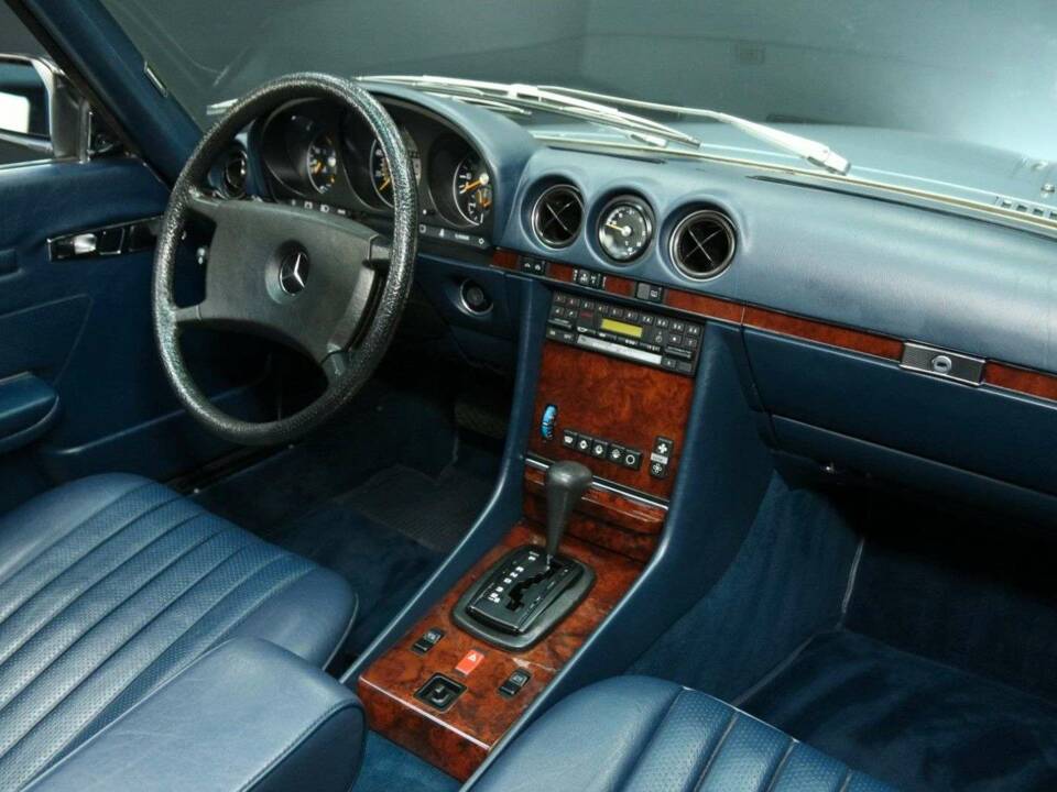 Image 19/30 of Mercedes-Benz 380 SL (1985)