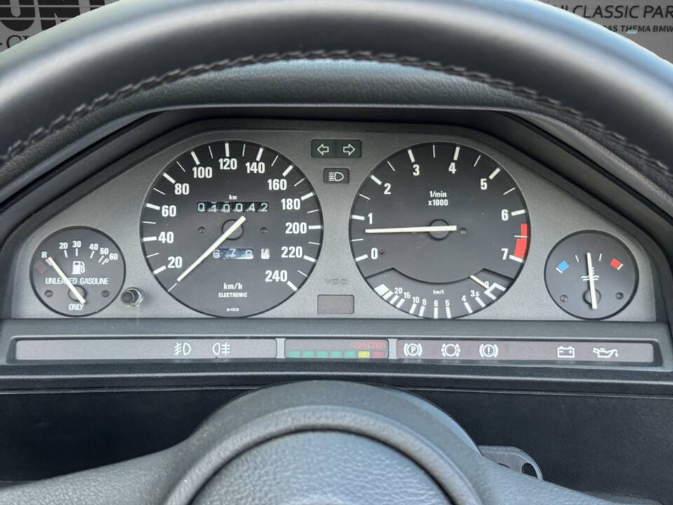 Image 12/27 of BMW 320i (1990)