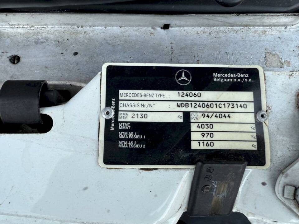 Image 27/36 of Mercedes-Benz E 200 (1994)