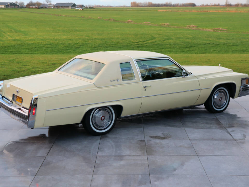 Image 2/50 of Cadillac Coupe DeVille (1977)