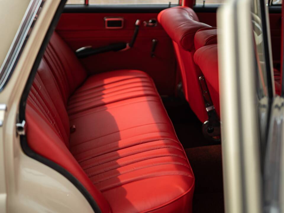Image 38/42 of Mercedes-Benz 220 SE b (1965)