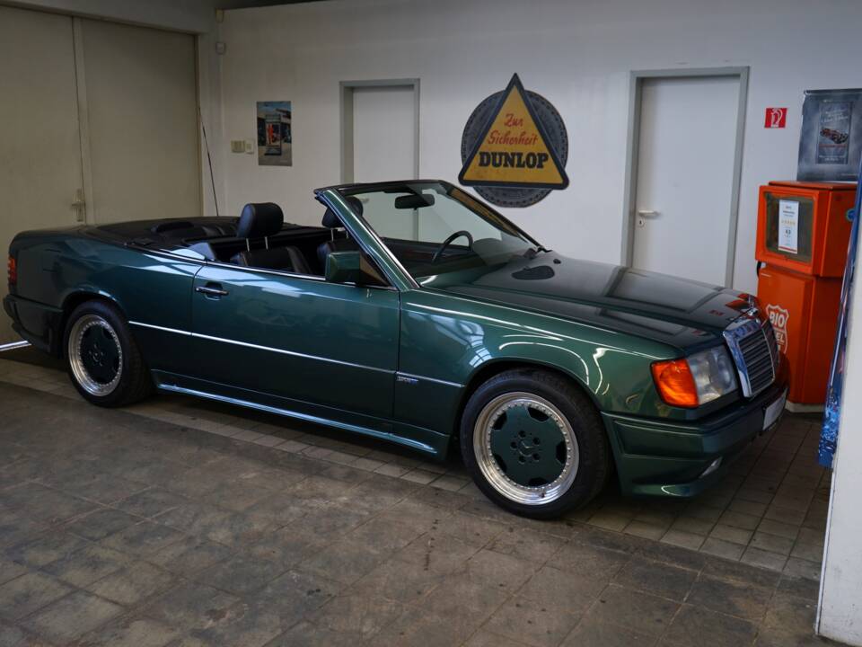Image 37/38 of Mercedes-Benz 300 CE-24 (1992)