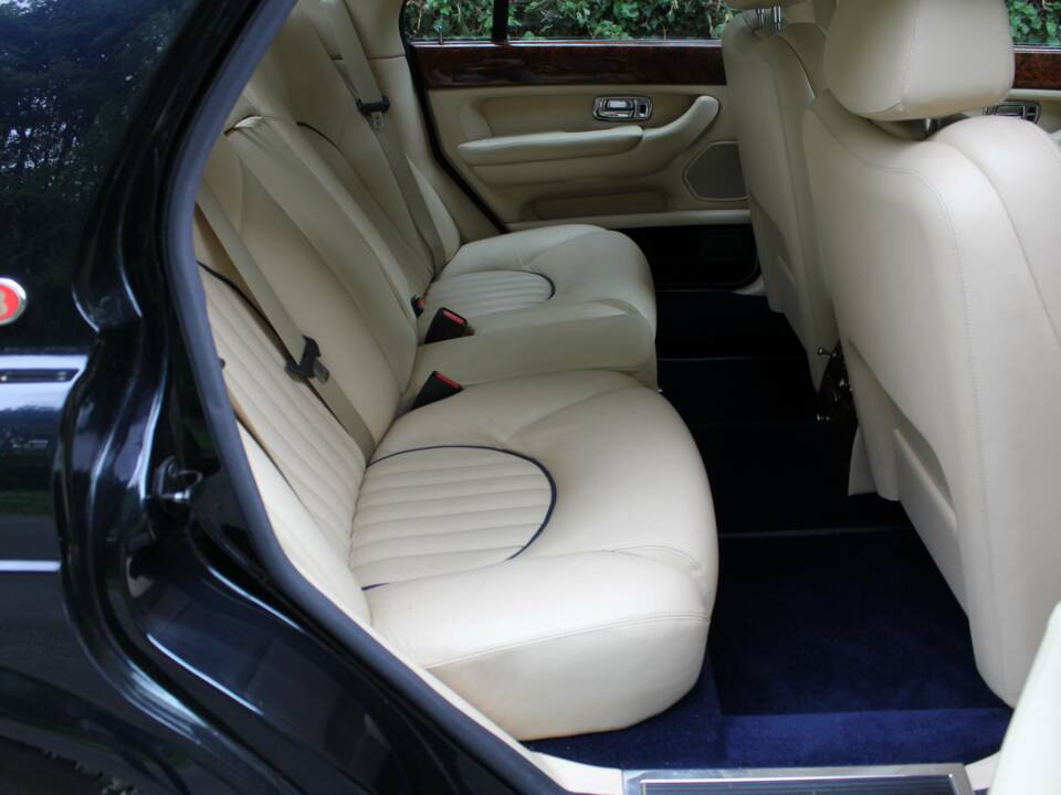 Image 14/17 de Bentley Arnage Red Label (2001)