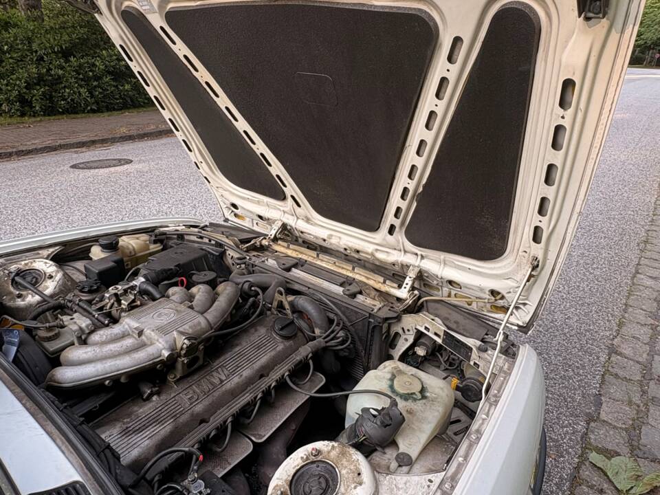 Immagine 51/75 di BMW 320i (1988)