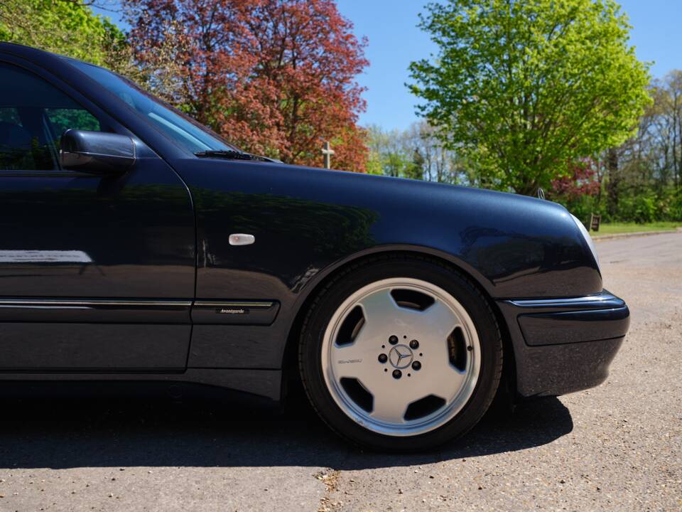 Immagine 17/50 di Mercedes-Benz E 55 AMG (1999)