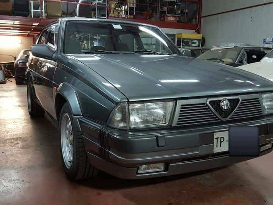 Immagine 2/10 di Alfa Romeo 75 3.0 V6 (1991)